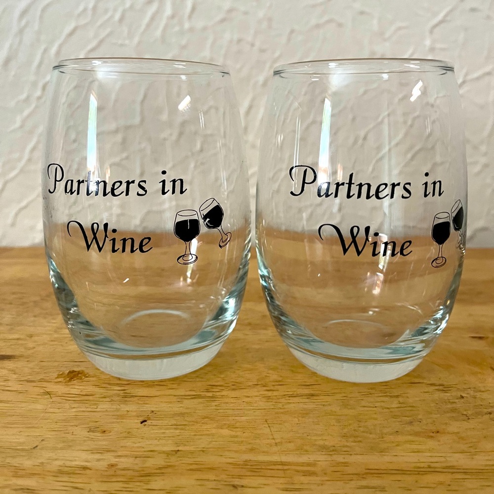 Set of 2 wine glasses. Dishwasher safe